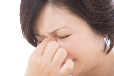 疲れ目が「老け見え」を招く？目元の印象を若々しく保つケア方法